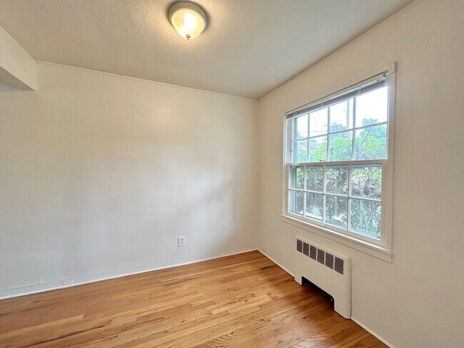 Building Photo - One Bed, One Bath, Vintage Charmer!