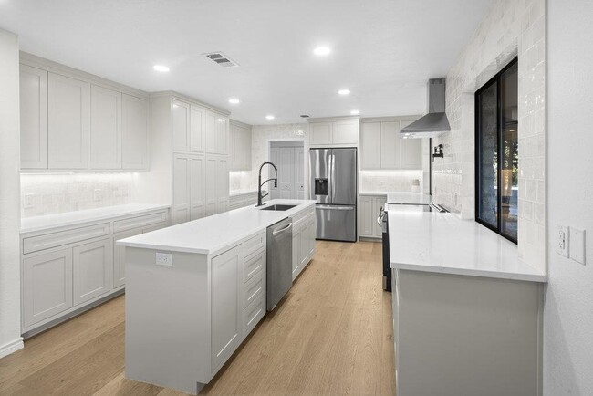 Building Photo - 113 W Bluebonnet Rd
