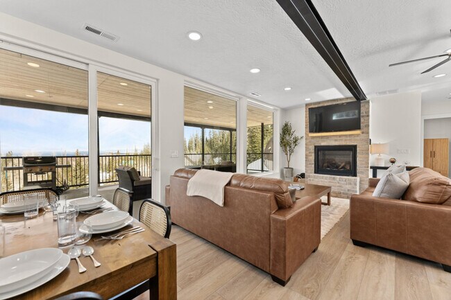 Building Photo - 220 Circle Dr