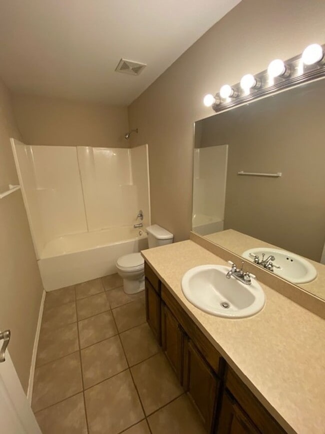Building Photo - Spacious Duplex in Farmington!