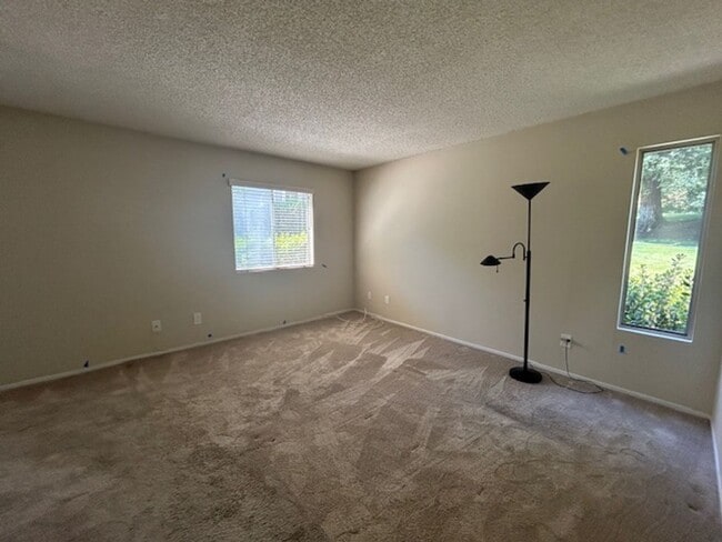 Building Photo - Charming 3 Bedroom, 2.5 Bathroom Condo in ...