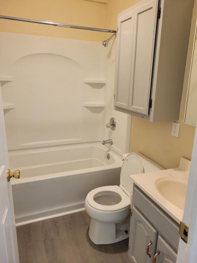 Building Photo - NOVEMBER SPECIAL!!!!!4 bedroom 2 bathroom ...