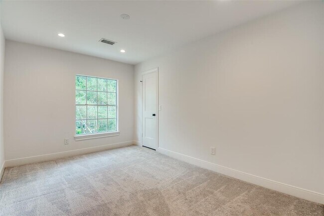 Building Photo - 14 White Fawn Dr