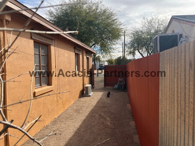 Building Photo - Three Bedroom Home