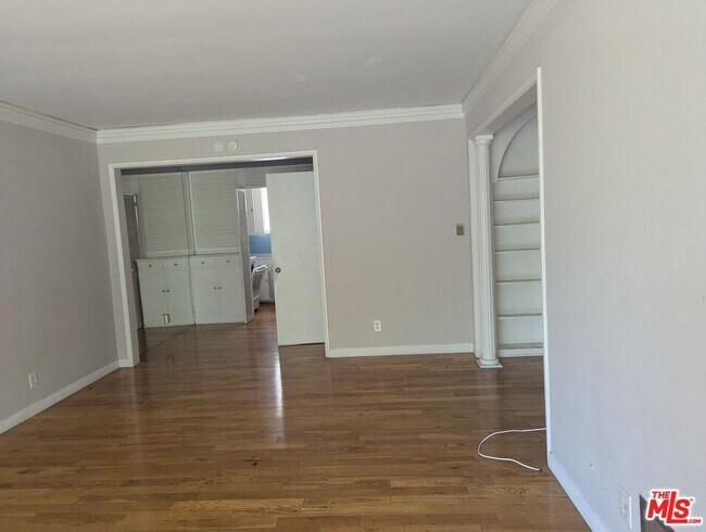 Building Photo - 1323 N Olive Dr