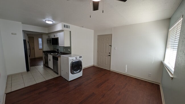 Building Photo - 1010 W 23rd St