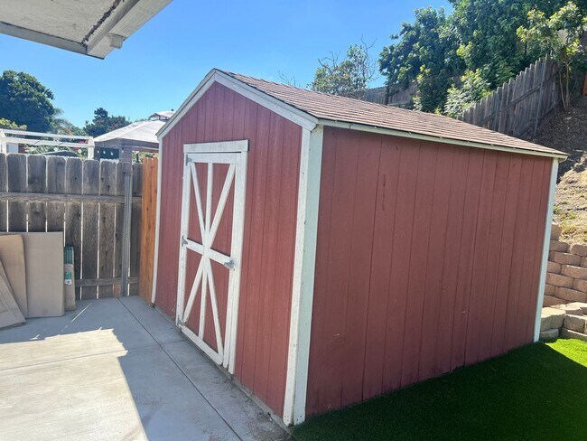 Building Photo - 3 bedroom, 2 bath with 2 bonus rooms and huge fenced yards!
