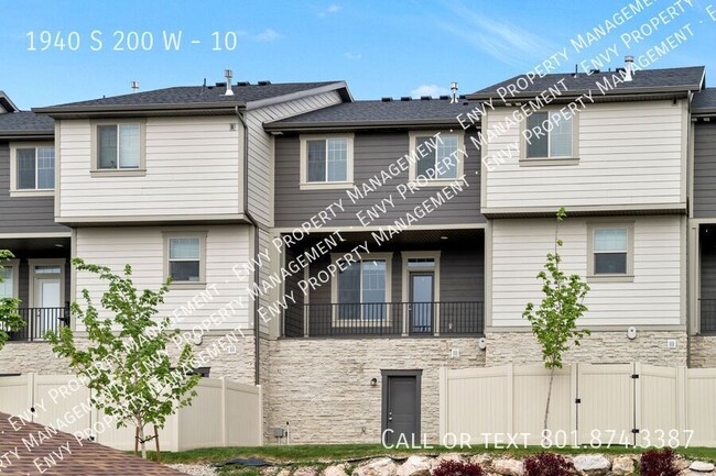 Building Photo - Stunning 3 Bed, 2.5 Bath Townhome, Endless...