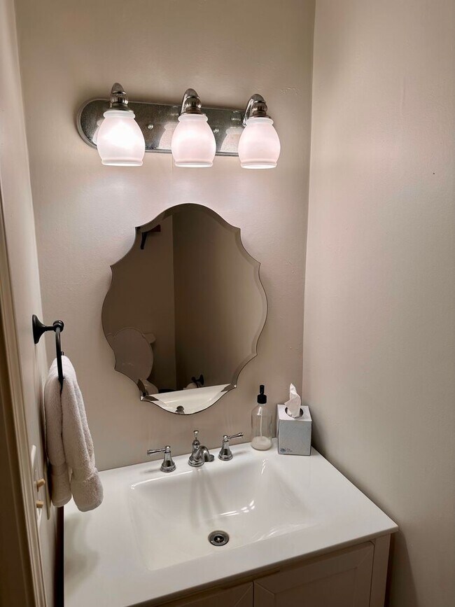 Building Photo - Townhome close to everything on Bayou Trace off Jackson St