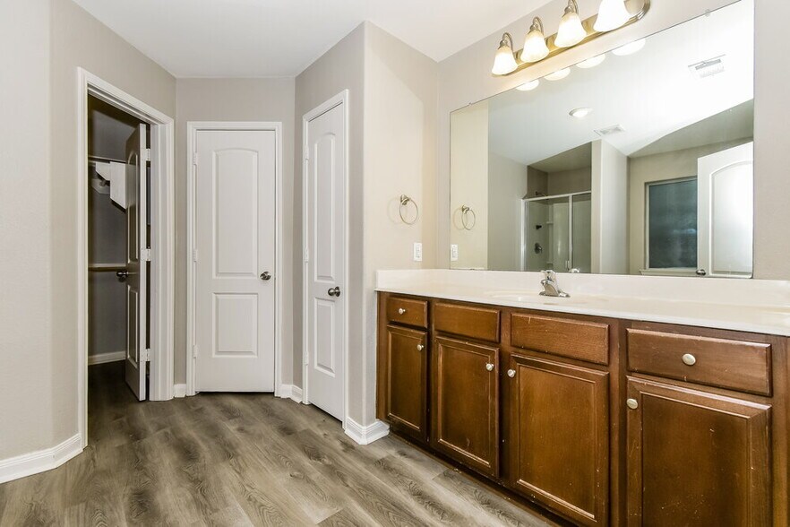 Building Photo - 1613 Mesquite Ln