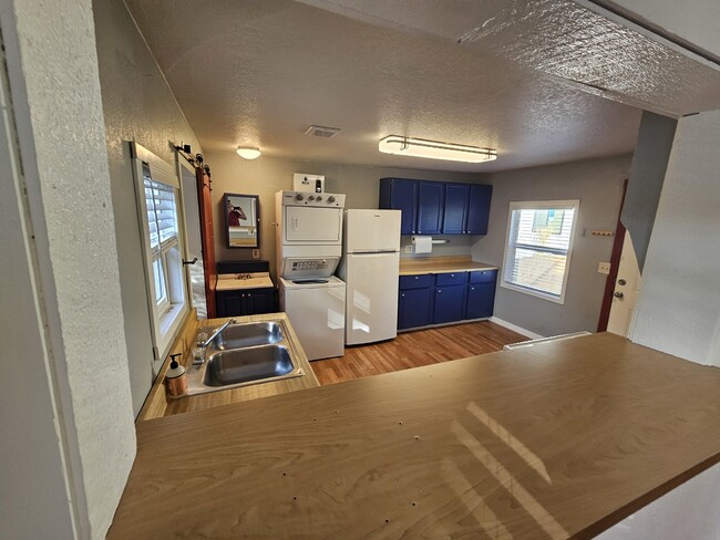 Building Photo - 2-Bedroom, 1-bathroom Home with Utilities,...