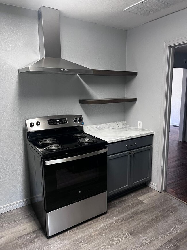 Building Photo - Remodeled 3 Bed 2 bath