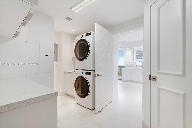 Building Photo - 789 Crandon Blvd