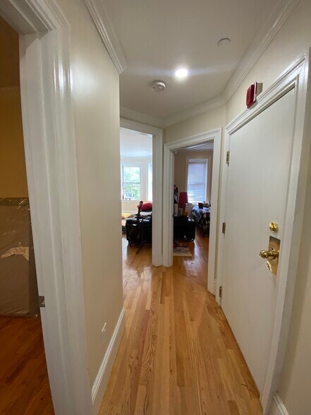 Building Photo - 913 Boylston St