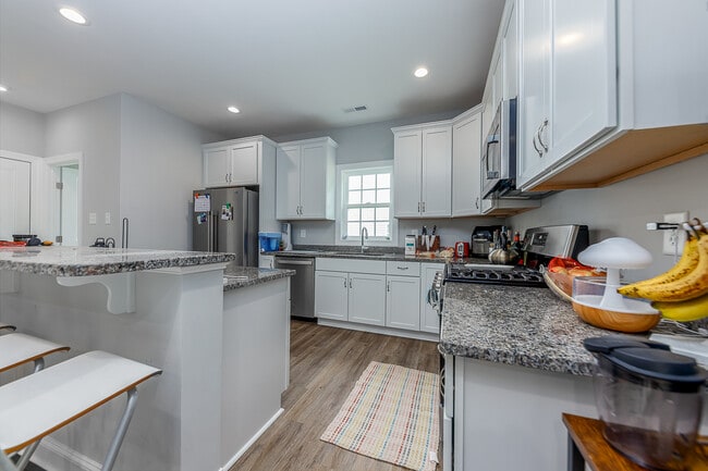 Building Photo - 105 Nice Dr