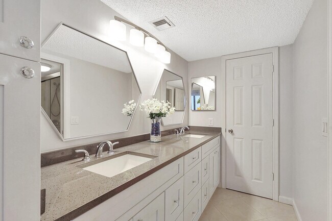 Building Photo - 5059 N Hwy A1A