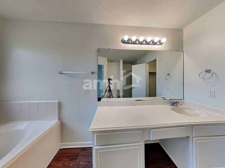 Building Photo - 9220 Mahan Dr