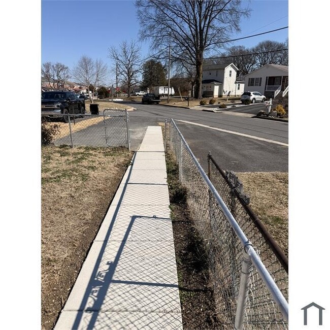 Building Photo - 3 bedroom with Parking