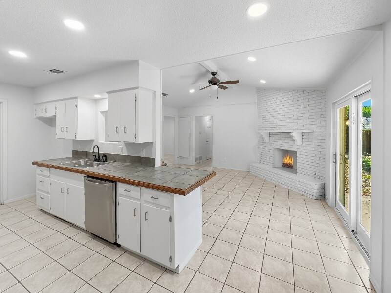 Building Photo - 2120 Vickie Dr