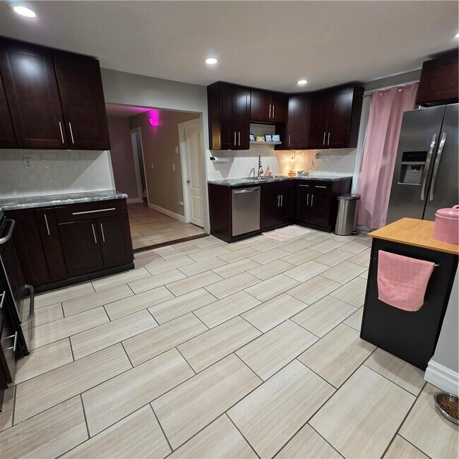 Building Photo - 149 Adam St