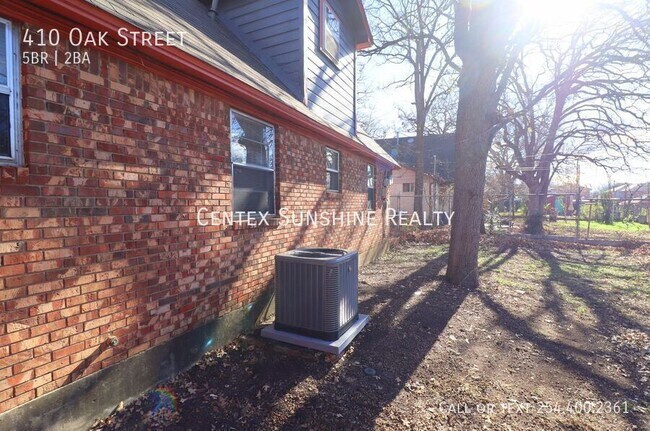 Building Photo - 410 Oak St