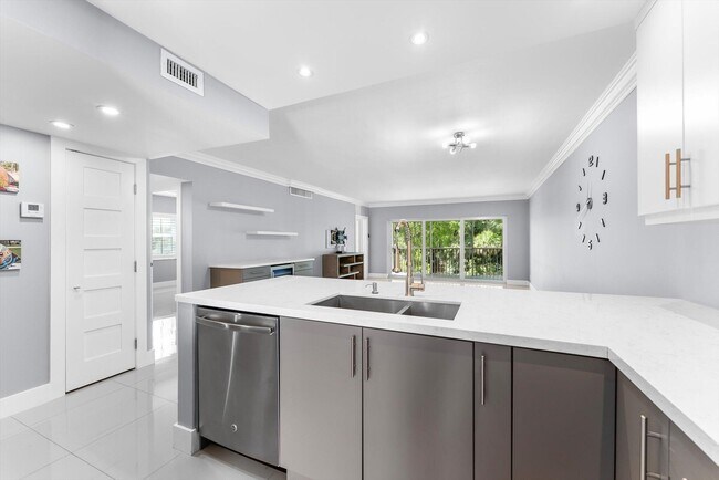 Building Photo - 3200 N Palm Aire Dr