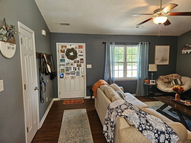 Building Photo - Beautiful 3 bedroom 2 bath home in Sneads ...