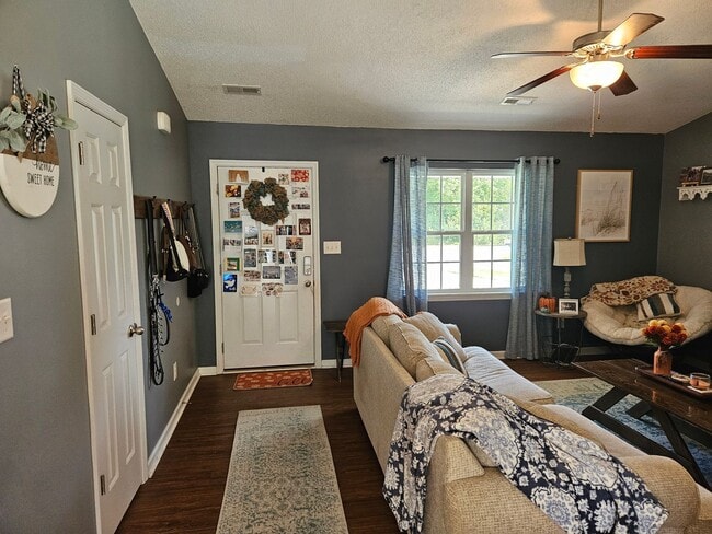 Building Photo - Beautiful unfurnished 3 bedroom 2 bath home in Sneads Ferry - Justice Farm community