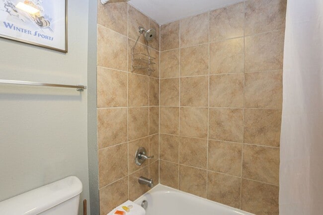 Building Photo - Move in Special! Keystone 2 bed/2bath! Plu...