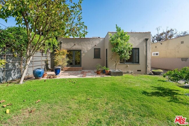 Building Photo - 619 S Sycamore Ave