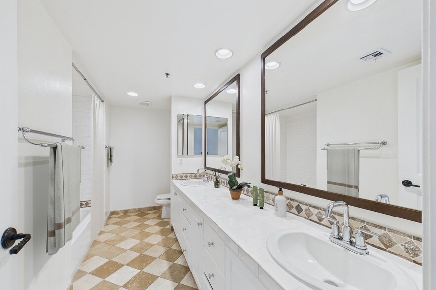 Building Photo - North Harper House