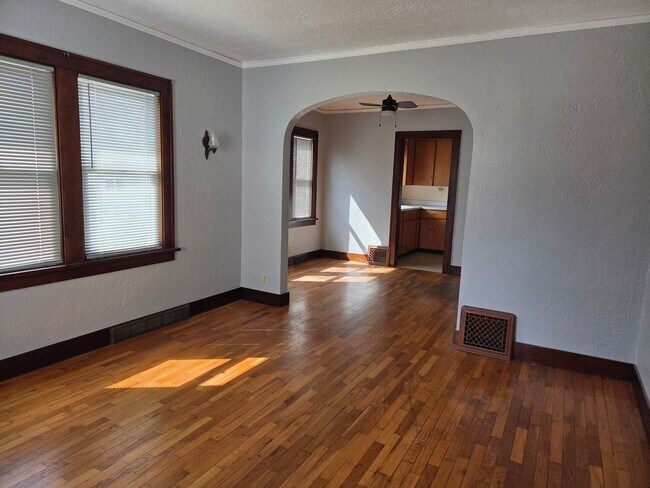 Building Photo - Charming 2-bedroom, 2-bath home