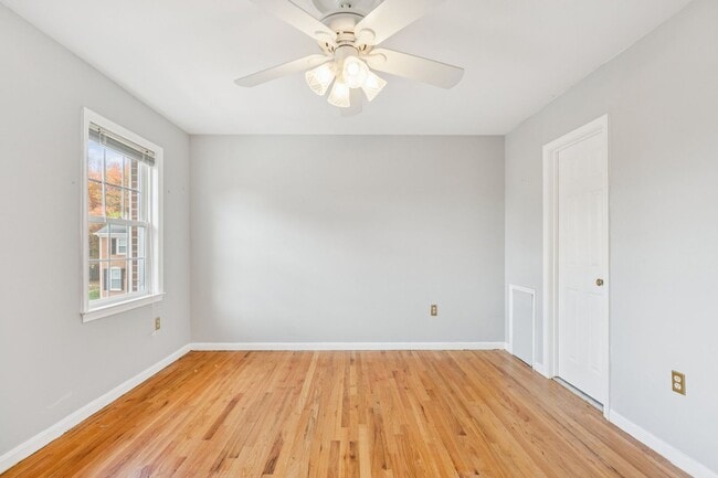 Building Photo - Beautifully maintained townhome on a quiet cul-de-sac in Springfield!