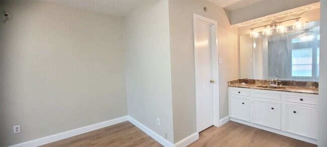 Building Photo - 10635 Tenneta Dr