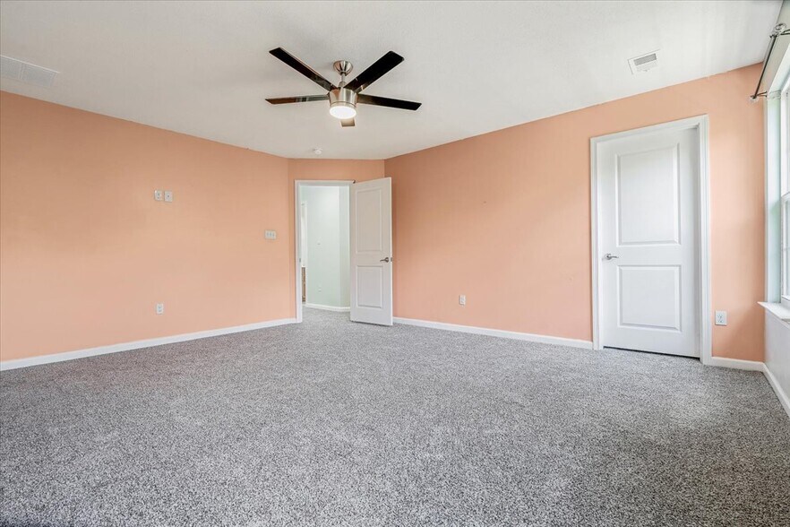 Building Photo - 8059 Hinsdale Ln