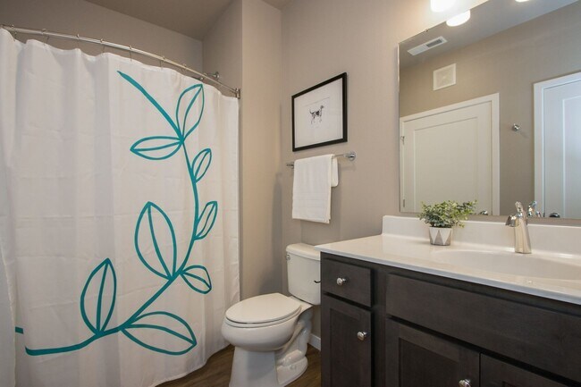 Building Photo - Spacious 1-bedroom, 1.5 bath, 1st floor, w...