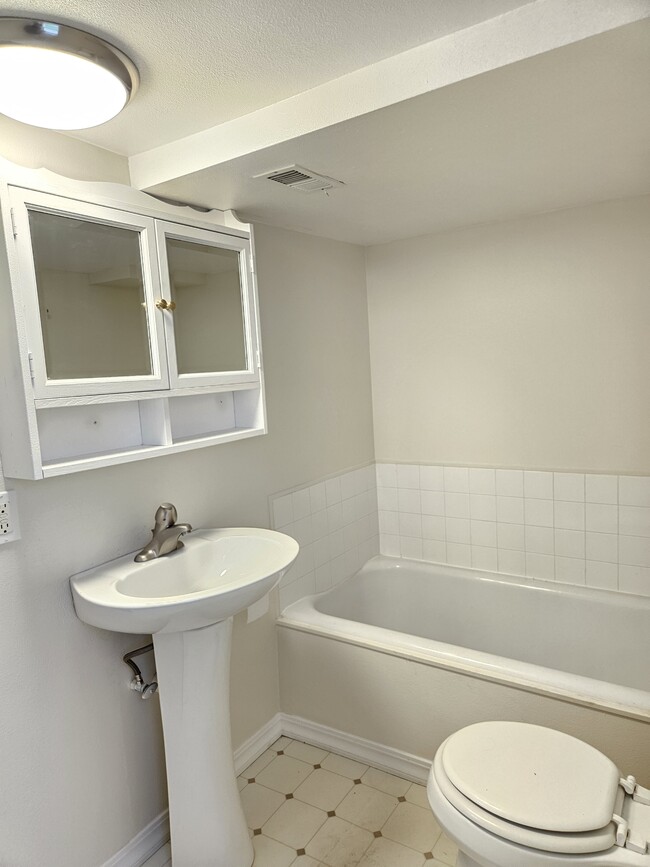 Building Photo - 1133 N Hayes Ave