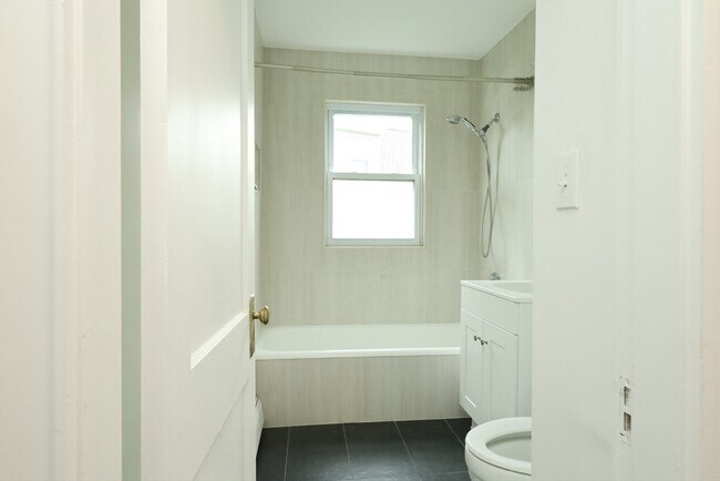 Building Photo - 98 Woodside Ave