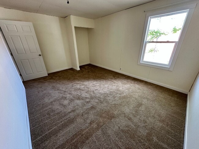 Building Photo - Large 4 Bedroom Apartment in Canyonville