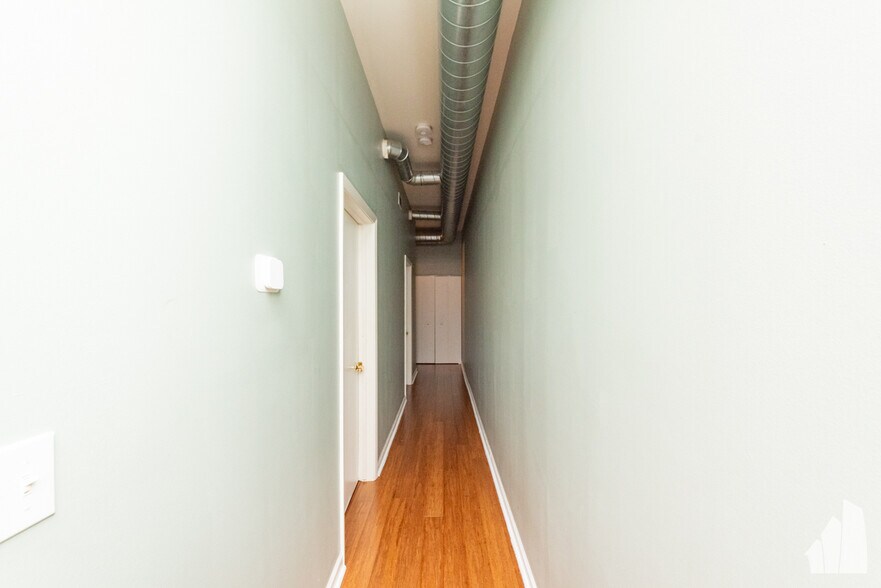 Building Photo - 950 W Leland Ave