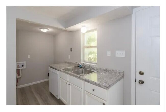 Building Photo - 1033 N Belmont Ave