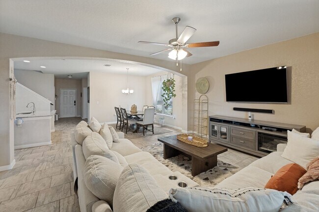 Building Photo - BEAUTIFUL 4-BEDROOM HOME IN NORTHEAST CROSSING
