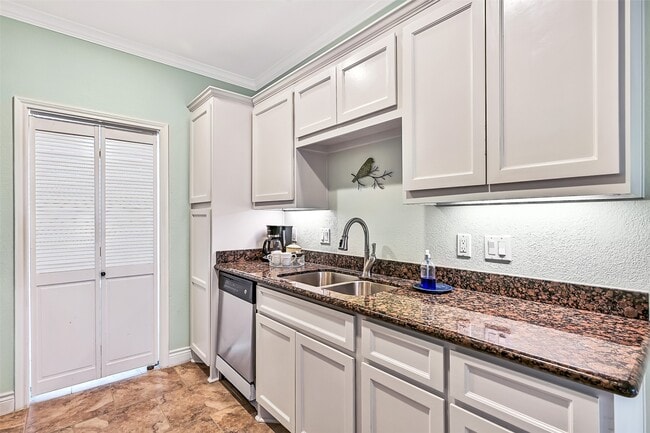 Building Photo - 7000 Seawall Blvd