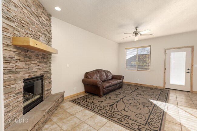 Building Photo - Shadow Mountain 3-Bedroom, 2-Bathroom Home...