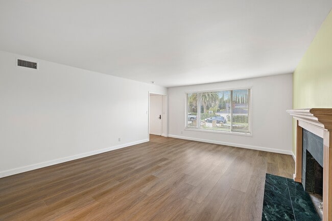 Building Photo - 20152 Redlands Dr