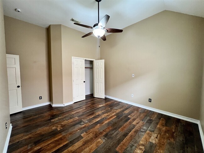 Building Photo - 2215 Dorman Ct
