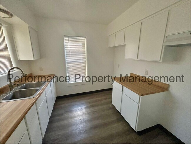 Building Photo - 604 Woodrow Ave