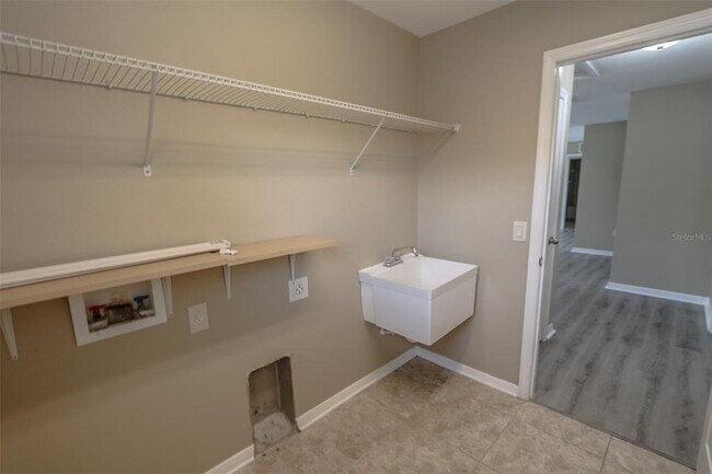 Building Photo - 1208 Oakcrest Dr