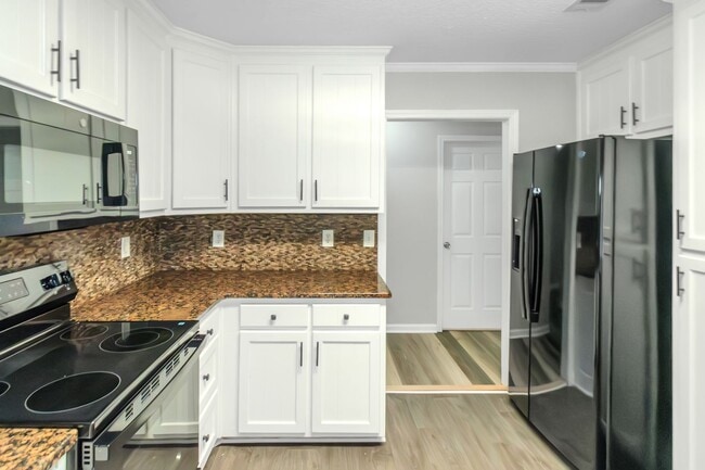 Building Photo - Don’t Miss This Beautiful 4BR/2BA Home wit...