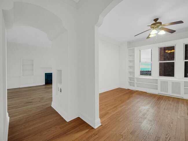 Building Photo - 5000 S Cornell Ave